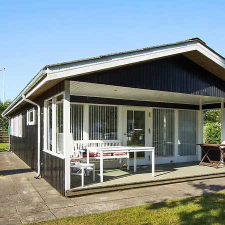 Three-bedroom Holiday In * Hals